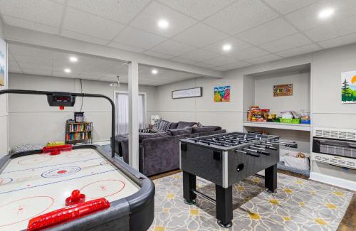 Albrightsville Maison | Vaulted Pines Lodge Hot Tub Game Room