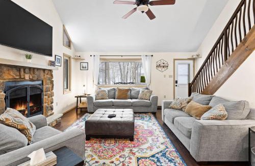 Albrightsville Maison | Vaulted Pines Lodge Hot Tub Game Room