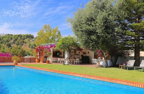 Malaga-Este Appartement | VILLA CLAVERO 2 PAX Private suite with terrace, WIFI, parking, pool, sea views