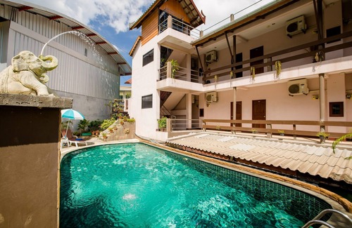 Nanai Road Appartement | Chambre triple Veerakit, piscine commune