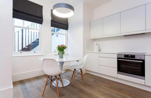 South Hampstead Appartement | Veeve - Contemporary in Swiss Cottage