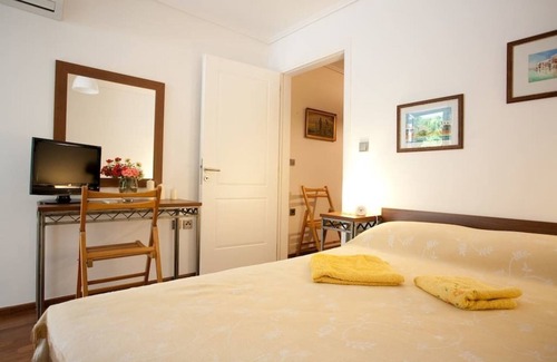 Elliniko-Argyroupoli Maison | Veggie Garden Athens B&B