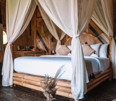 Selat Villa | Velonia Iseh