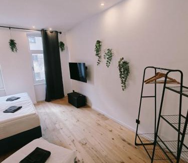 Favoriten Appartement | Velvet Vienna - at metro station U1 - 5 mins to opera