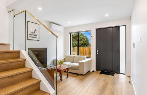 Mangere Maison | Ventura Escape Townhouse with Parking and Patio