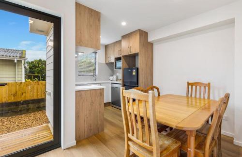 Mangere Maison | Ventura Escape Townhouse with Parking and Patio