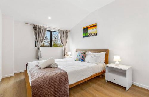 Mangere Maison | Ventura Escape Townhouse with Parking and Patio