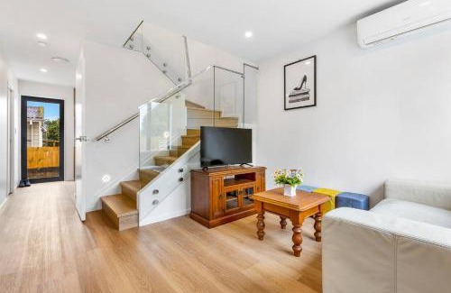 Mangere Maison | Ventura Escape Townhouse with Parking and Patio