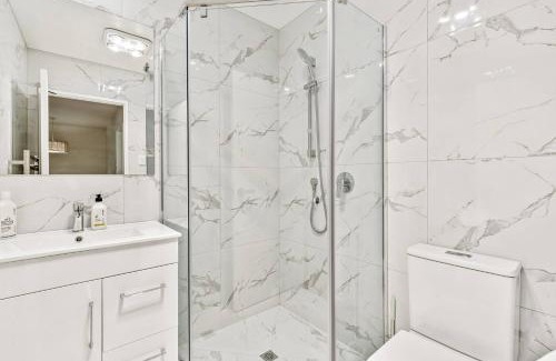 Mangere Maison | Ventura Serenity Townhouse with Parking and Patio