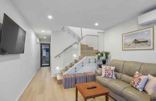 Mangere Maison | Venture Heights Townhouse with Parking and Patio