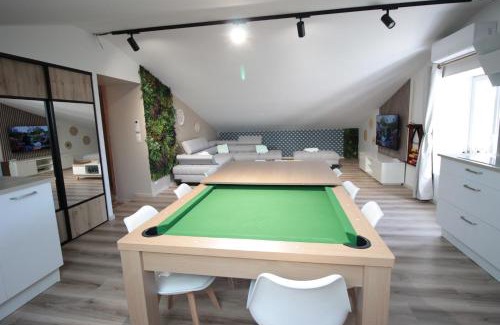 Verdun Appartement | Verdun Centre - Full climatisation - 3 chambres - 7 couchages - 10 personnes - Parking Proche - Terrain 800m2 - Balnéothérapie - Air de jeux extérieurs - TOP CONFORT - Géré par PrestaZen'Services