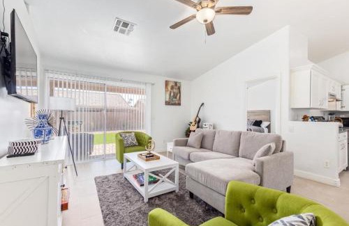 Maryvale Maison | Vernon House - Stunning Cozy Vacation Home Near State Farm Stadium with Gym-Kitchen-Free Parking