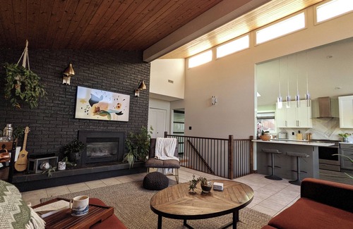 Vernon Maison | Vernon with a View - Family home with Pool + Hot Tub