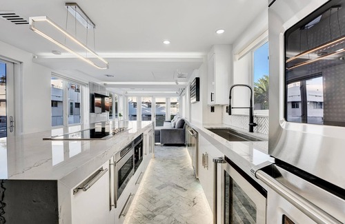 South Beach Maison | ⛲️ Versace Mansion Neighbor {Floor 2 & 3} Sleeps 10 🌴