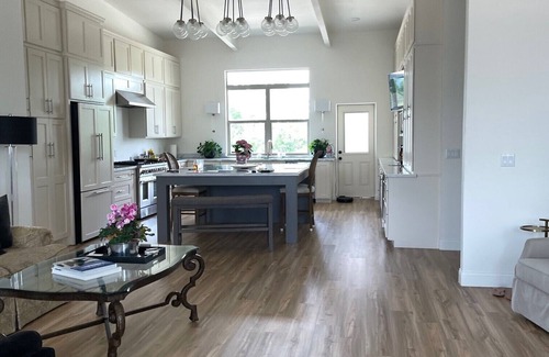 Giddings Maison | Very convenient, beautiful home with great restaurants within walking distance