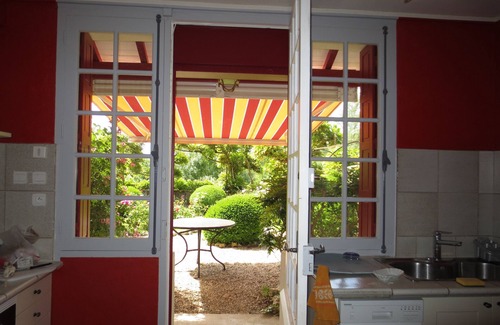 Castelmoron-sur-Lot Maison | Très jolie maison du village, dominant le Lot, calme, jardin-terrasse fleuri