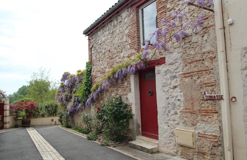 Castelmoron-sur-Lot Maison | Très jolie maison du village, dominant le Lot, calme, jardin-terrasse fleuri