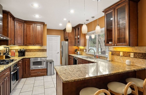 Whispering Oaks Maison | Very Spacious 5-bed w/ Pool, Hot Tub, Mini Golf, Game Room, Playground and More!
