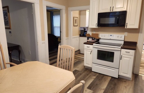 Manchester Appartement | Very spacious, clean, and comfortable first floor unit. Close to major highway!