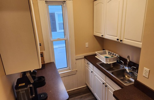 Manchester Appartement | Very spacious, clean, and comfortable first floor unit. Close to major highway!