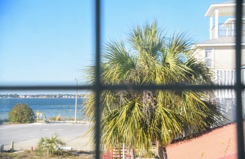 Navarre Beach Maison | Très spacieux! Décor récemment mis à jour et décontracté Beachy. Maison à l'étage.