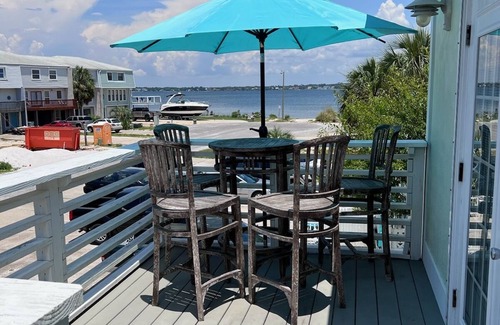 Navarre Beach Maison | Très spacieux! Décor récemment mis à jour et décontracté Beachy. Maison à l'étage.