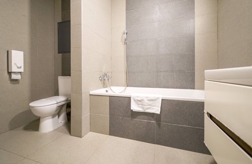 Ruzinov Appartement | Vesna Convenient Suite by CHORS