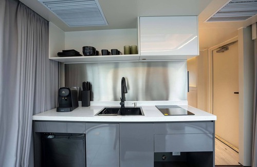 Bridgeport Maison | Vessel 7 - Designer Vessel by the Lake | Fire Pit Backyard Wi-Fi Ready