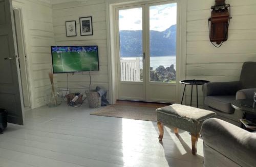 Ballstad Maison | Vettingstua, beautiful house down by the sea.