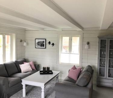 Ballstad Maison | Vettingstua, beautiful house down by the sea.