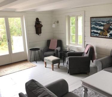 Ballstad Maison | Vettingstua, beautiful house down by the sea.