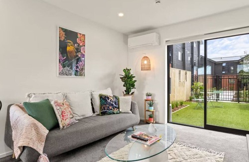 Henderson Maison | Vibrant 2 bed Henderson Abode