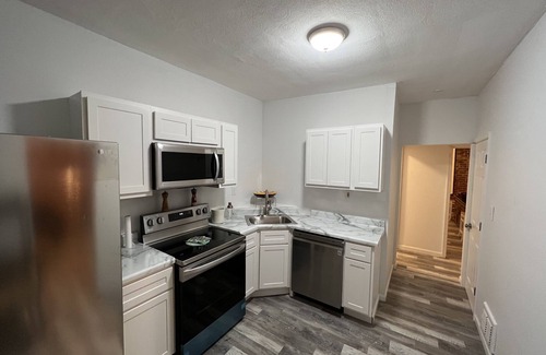 Southwest Garden Maison | Vibrant 2 bedroom Home by the Hill