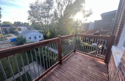 Southwest Garden Maison | Vibrant 2 bedroom Home by the Hill