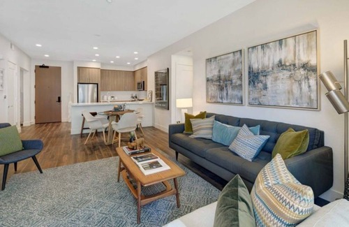 Heritage District Copropriété | Vibrant 2BR Condo in Flats At Cityline