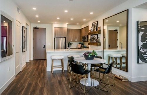 Heritage District Copropriété | Vibrant 2BR Condo in Flats At Cityline