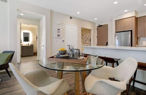 Heritage District Copropriété | Vibrant 2BR Condo in Flats At Cityline