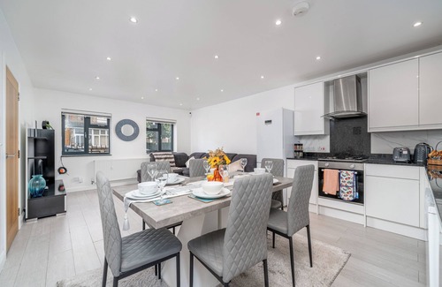 Northumberland Park Maison | Vibrant 3bedroom Retreat Tottenham Hotspur Stadium free Wifi, parking on request