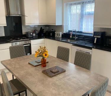 Northumberland Park Appartement | Vibrant 3BR Tottenham Home, private garden WiFi parking free on request