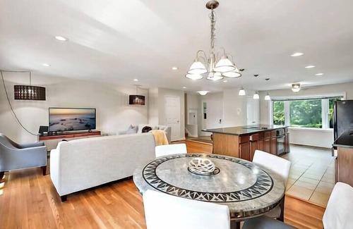 Tysons Maison | Vibrant | 4 bedroom | In heart of Tyson's Corner