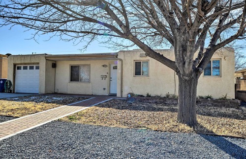 Montgomery Park Cottage | Vibrant ABQ Adobe Den: Mtn Views, Walk to Park!