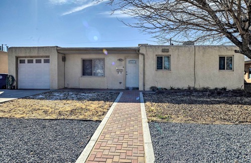 Montgomery Park Cottage | Vibrant ABQ Adobe Den: Mtn Views, Walk to Park!