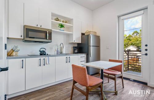 East Cesar Chavez Appartement | Vibrant Austin Studio Balcony plus Parking and Wi-Fi