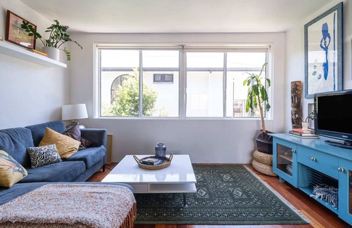Freshwater Appartement | Vibrant Beachside Retreat: 2BR Unit in Freshwater