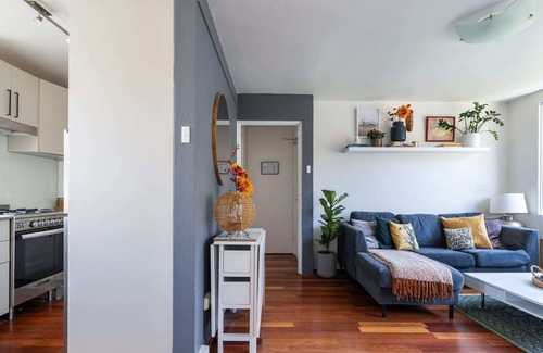 Freshwater Appartement | Vibrant Beachside Retreat: 2BR Unit in Freshwater
