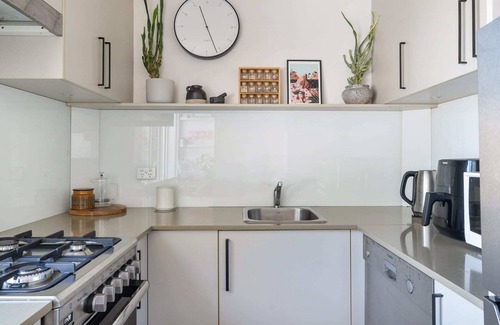 Freshwater Appartement | Vibrant Beachside Retreat: 2BR Unit in Freshwater