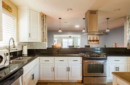 Lincoln Acres Maison | Vibrant, entertaining, & cozy spacious home with artistic flare!