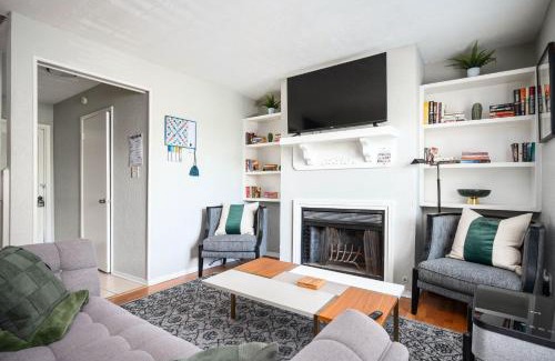 Snellville Maison | Vibrant Family Retreat~Sleeps 8~2 Kings~ Game Room