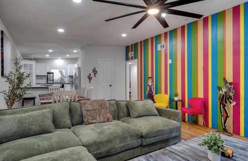Shearer Hills - Ridgeview Maison | Vibrant Fiesta-Style Retreat