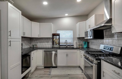 Shearer Hills - Ridgeview Maison | Vibrant Fiesta-Style Retreat
